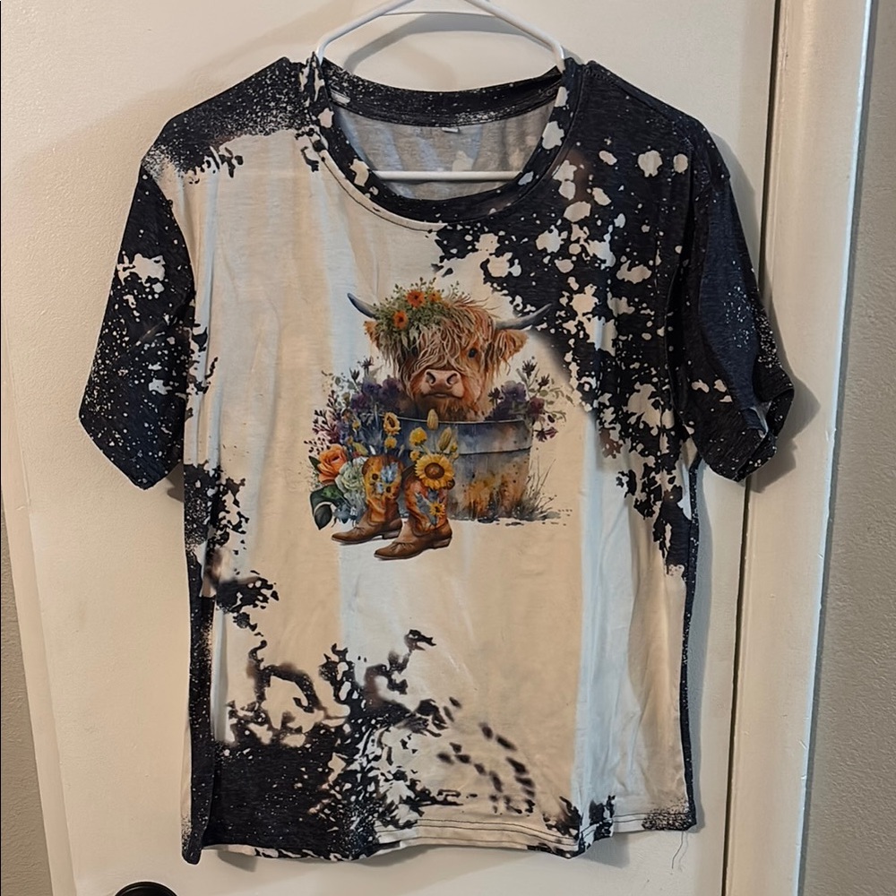 Women’s Graphic T-Shirt with Highland Cow Design